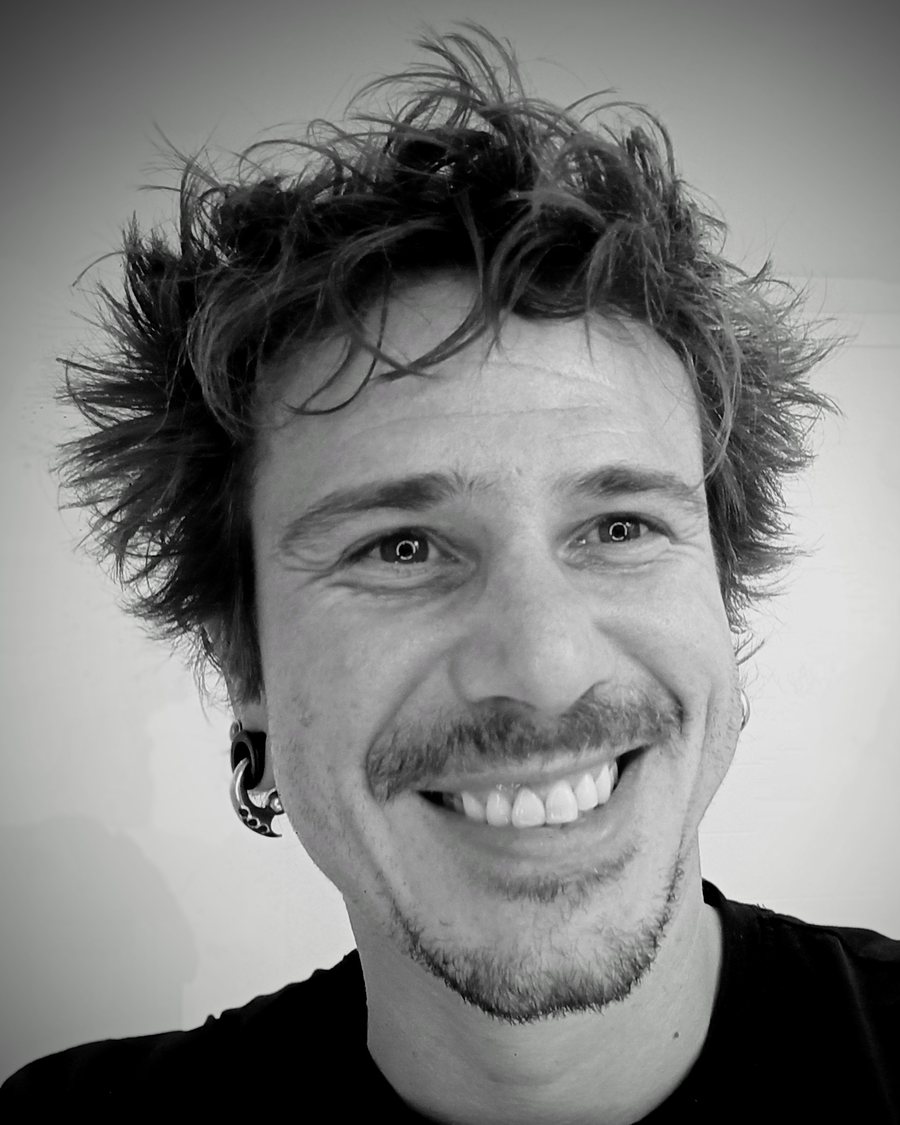Portrait de l'artiste derrière UzzlP